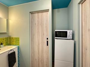 小樽的住宿－PIER6 Otaru，厨房配有冰箱和微波炉。