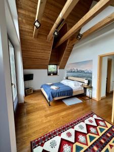 Un dormitorio con una cama y un techo de madera. en Domek MAGURA, en Dzianisz