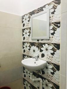 a bathroom with a sink and a mirror on a wall at Alyn Home Batu Pahat VI Wifi in Batu Pahat