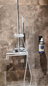 einen Friseurstuhl mit einer Bierdose auf dem Boden in der Unterkunft Venice San Filippo Apartment in Venedig + 24 Fotos