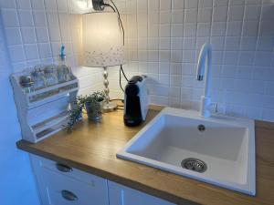 blat kuchenny ze zlewem i lampką w obiekcie Preciosa casa con jardín y piscina w mieście Bourg-Madame