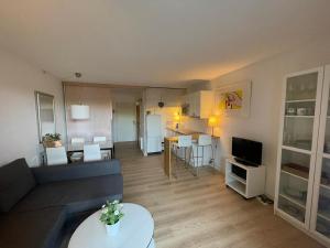 salon z kanapą i stołem w obiekcie Preciosa casa con jardín y piscina w mieście Bourg-Madame