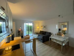 salon z kanapą i stołem w obiekcie Preciosa casa con jardín y piscina w mieście Bourg-Madame