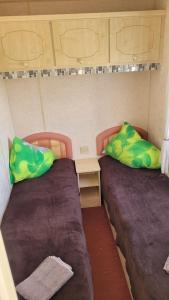 duas camas num pequeno quarto num pequeno quarto em Dvēseles veldzes dārzs em Ziemupe