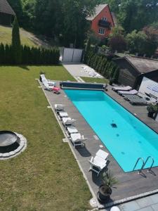an overhead view of a swimming pool with chairs and a yard at Ferienwohnung DG in Altenkunstadt