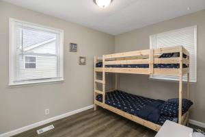 een slaapkamer met 2 stapelbedden in een kamer bij Cute Cottage 2 Blocks from Lake in Monroe