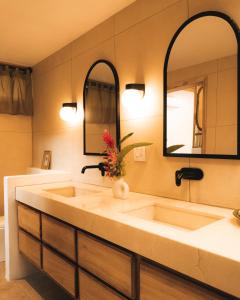 baño con lavabo grande y espejo en Mellow Resort, en Gemastepe