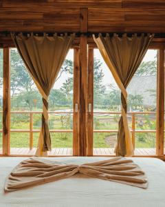 Gemastepe的住宿－Mellow Resort，一间卧室设有一张床,享有窗户的景色