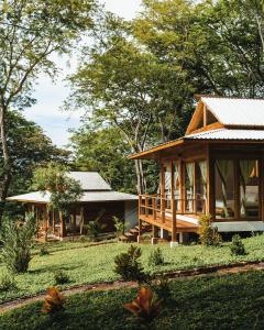 Gemastepe的住宿－Mellow Resort，一座树木繁茂的院子中的房子