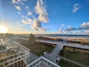 una vista sulla spiaggia dal balcone di un edificio di Hotel Bellevue Warnemünde a Warnemünde