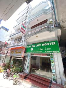 un edificio con una señal para un hospital gato la vida en Cat Ba Life Hostel en Hai Phong