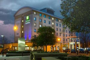 budynek z znakiem na boku w obiekcie Holiday Inn Express London - Wandsworth, an IHG Hotel w Londynie