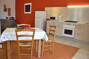 cocina y comedor con mesa y sillas en Domaine Macabou, en Le Vauclin