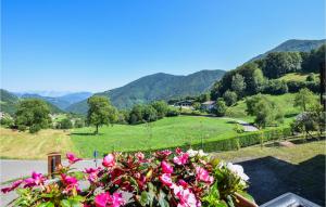 een uitzicht op een vallei met bergen en bloemen bij Beautiful Home In Capovalle With Wifi in Capovalle
