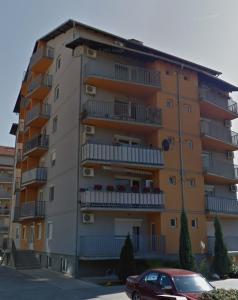 un edificio con un coche aparcado delante de él en Luxury Apartment, en Mladenovac