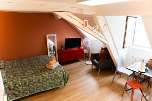 - une chambre avec un lit et un escalier dans l'établissement Lyam, à Strasbourg