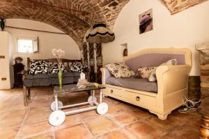 een woonkamer met een bank en een tafel bij Le calendule,relax home & wine in Strevi