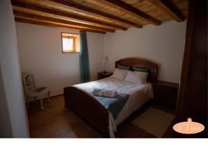 ein Schlafzimmer mit einem großen Bett in einem Zimmer in der Unterkunft Casa das Tias in Baltar