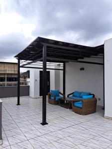 einem Pavillon auf dem Dach eines Gebäudes in der Unterkunft MercuryIcon luxury Homes in Abuja