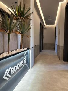 een hal met palmbomen in een hotellobby bij CORYLUS Luxury Rooms & Suites in Leptokarya