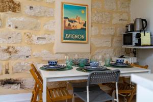 une salle à manger avec une table et des chaises dans l'établissement A l'Ombre des Papes, à Avignon 28 autres photos