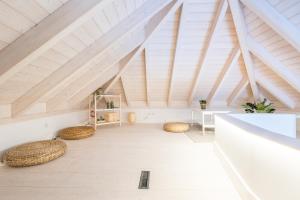 a room with straw stools in a attic at LODO Suits Ala - Studio mezanino by HD in Faro