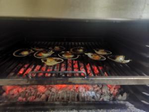 OutesにあるHostal Viñaの焼き上げた料理
