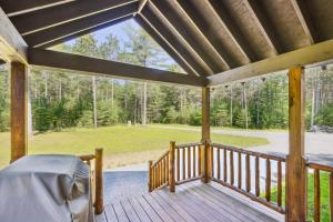 Balkón nebo terasa v ubytování 5-Acre Brantingham Property with Porch and Grill!