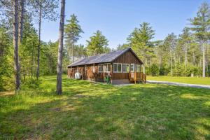 Brantingham Cabin with Porch and Grill On 5 Acres! في Glenfield: كابينة خشب في الغابة مع ساحة كبيرة