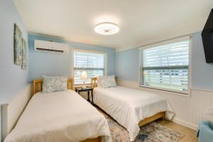 a bedroom with two beds and a window at 2 Mi to Bradenton Beach Water-View Home with BBQ in Bradenton