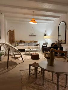 - un salon avec un canapé et une table dans l'établissement Le vieux poirier à la Plaine des Cafres, à Le Tampon