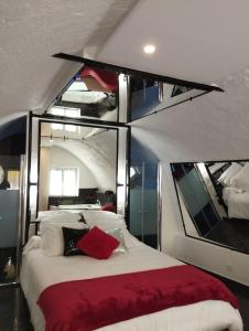 1 dormitorio con 1 cama grande y espejo en La suite Miroir, Love Room, en Bouc-Bel-Air