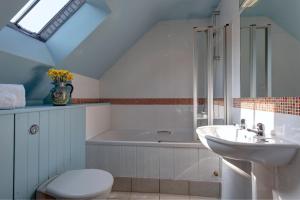 Koupelna v ubytování Work Shop, Rookery Farm + 7 fotografií