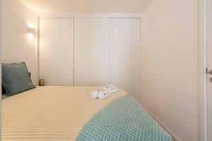 a bedroom with a bed with two towels on it at Charming Welcoming Flat - Centrally Located in Porto