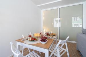 un comedor con una mesa con comida. en Host Wise - Charming Welcoming Flat - Centrally Located, en Oporto 50 fotos más