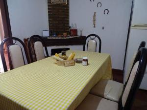 Una mesa a cuadros amarilla con una cesta de comida encima. en Hostel, LA LULA, en Vinchina 12 fotos más