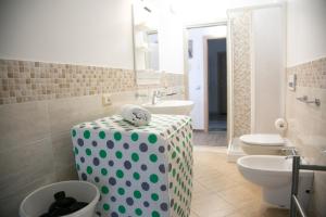 uma casa de banho com uma mesa de bolinhas no meio em Happy Home em Giardini Naxos