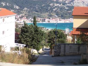 uma rua com vista para o oceano e edifícios em Adriatic Arteon em Baska