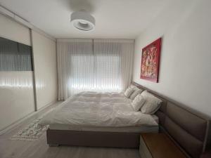 - une chambre avec un lit et une fenêtre dans l'établissement Luxury sea view apartment, à Tel Aviv