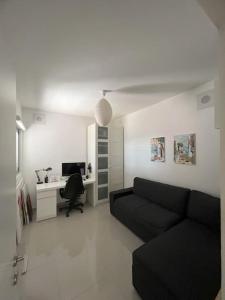 - un salon avec un canapé et un bureau avec un ordinateur dans l'établissement Luxury sea view apartment, à Tel Aviv