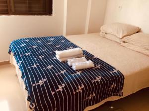 Una cama con dos toallas encima. en Porto Fino Residence, en Florianópolis