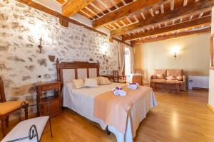 1 dormitorio con 1 cama y 1 sofá en una habitación en Hotel Rincón Castellano, en Cuéllar