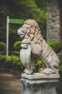 una estatua de un león sentado en la parte superior de una fuente en Caer Rhun Hall Hotel, en Conwy