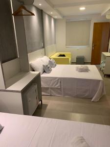 Postel nebo postele na pokoji v ubytování Hotel Dois Irmãos