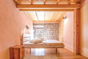 En eller flere senge i et værelse på A stone house 'Pojata'