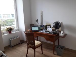 een bureau met een laptop en een stoel bij Les Tilleuls in Plestin-les-Grèves