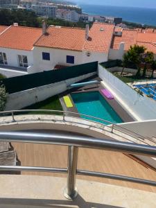 una piscina sul balcone di un edificio di FremdHeim a Ericeira