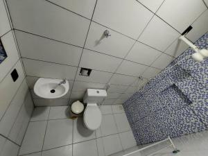 マセイオにあるPousada Bomfimのトイレと洗面台のある浴室 +68枚の写真
