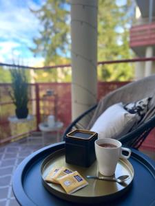 uma bandeja com uma chávena de café numa mesa em Pearl of Helokka em Jyväskylä