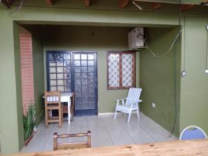 Zimmer mit Tür, Tisch und Stühlen in der Unterkunft Los Olivos in Puerto Iguazú